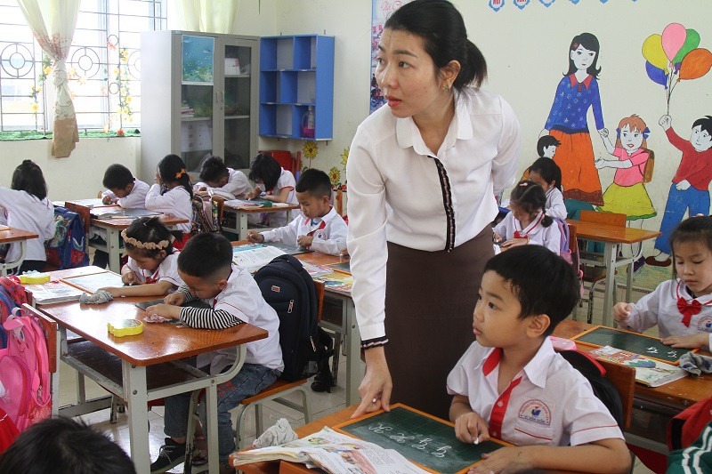 Cô trò Trường Tiểu học Quan Lạn trong giờ học (Ảnh chụp trước khi dịch bùng phát).
