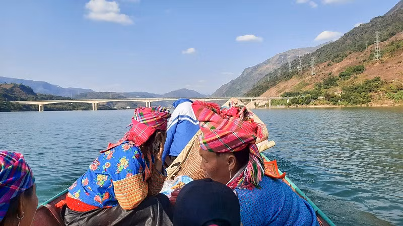 Giáo viên muốn đi vận động học sinh tại điểm Háng Mò Lừ phải đi nhờ xuồng của dân.