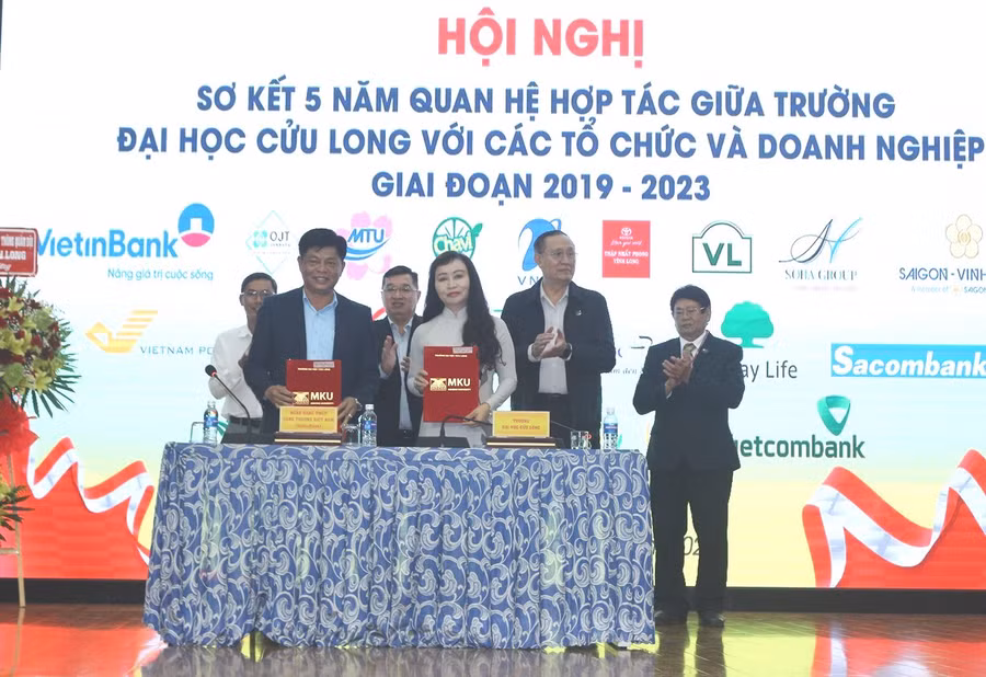Trường ĐH Cửu Long ký kết hợp tác với Ngân hàng Vietinbank Vĩnh Long.