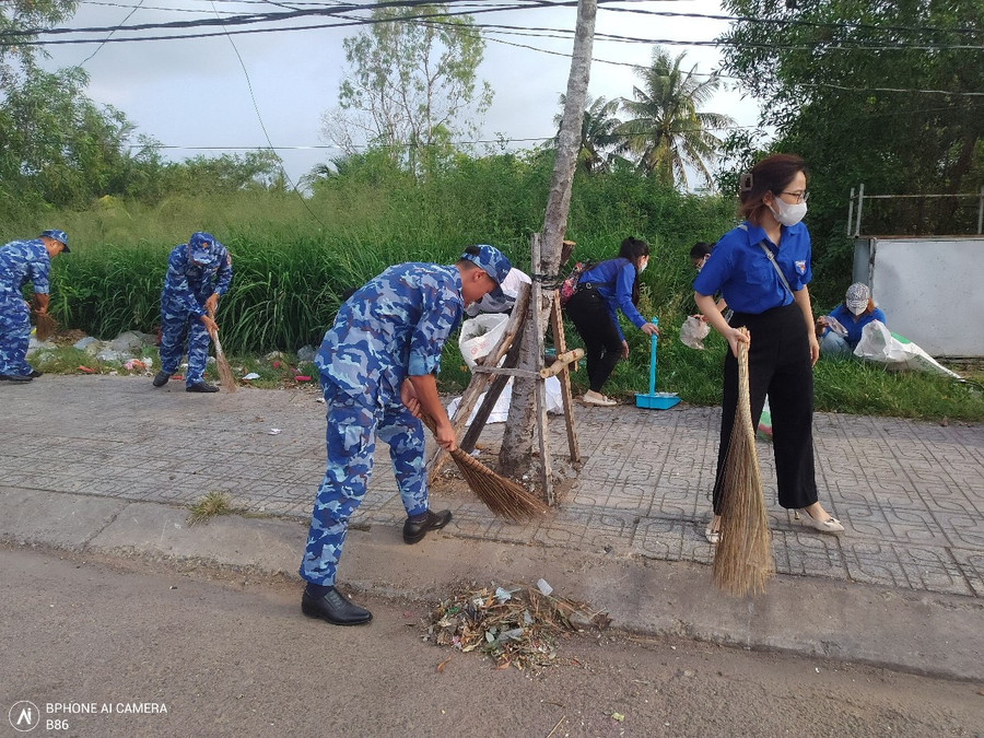 Đoàn viên thanh niên Hải đội 401 và Hải đội 422, Hải đoàn 42 tham gia tổng dọn vệ sinh môi trường trên địa bàn đóng quân.