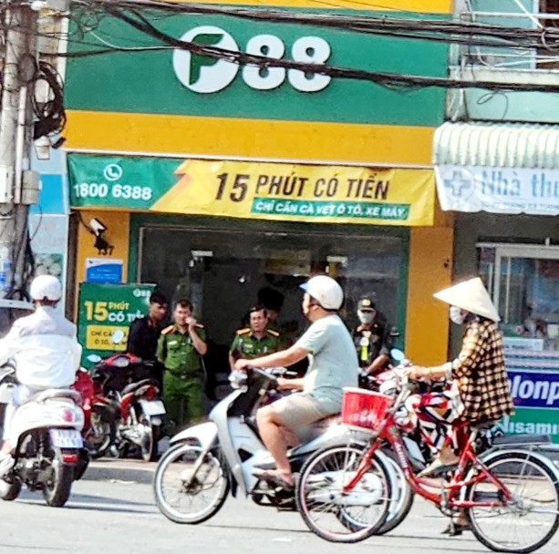 Công an có mặt tại một điểm giao dịch của F88 gần chợ Bông Sen, thuộc phường 6, TP Sóc Trăng. Công an có mặt tại một điểm giao dịch của F88 gần chợ Bông Sen, thuộc phường 6, TP Sóc Trăng.