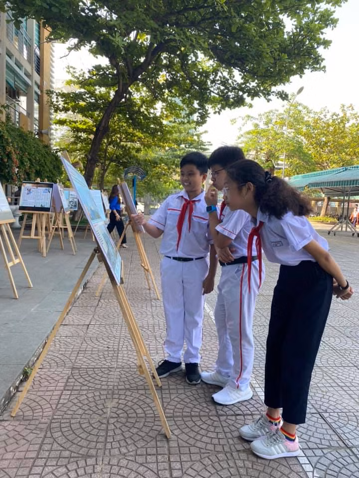 Học sinh lớp 6 Trường THCS Nguyễn Huệ trong chương trình ngoại khóa giáo dục địa phương về chủ quyền biển đảo