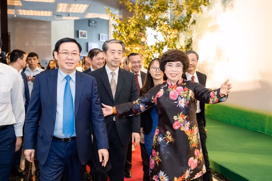 Phó thủ tướng Vương Đình Huệ và các đại biểu tại lễ công bố xuất khẩu lô sữa đầu tiên vào thị trường Trung Quốc.