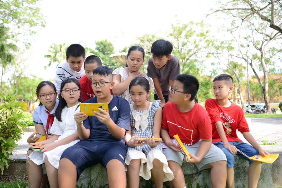 Học sinh tiểu học TP Huế (Thừa Thiên Huế) hào hứng với hoạt động trải nghiệm đọc trong không gian văn hóa Huế. Ảnh: Mai Lan