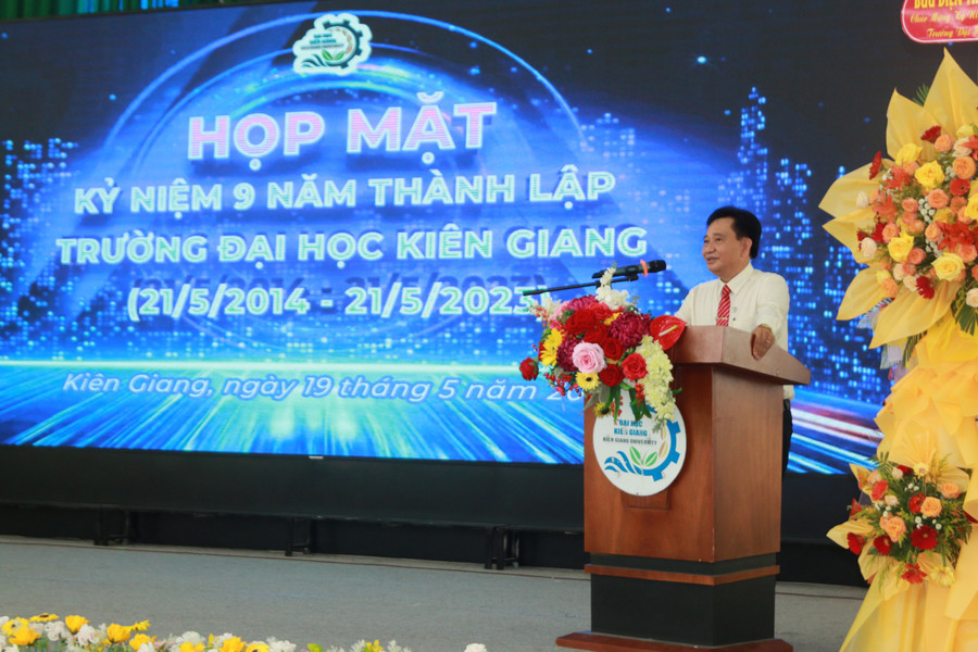 TS Nguyễn Tuấn Khanh - Bí thư Đảng ủy, Hiệu trưởng Trường ĐH Kiên Giang phát biểu tại buổi họp mặt. TS Nguyễn Tuấn Khanh - Bí thư Đảng ủy, Hiệu trưởng Trường ĐH Kiên Giang phát biểu tại buổi họp mặt.