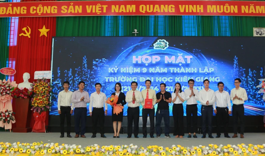 TS Nguyễn Tuấn Khanh - Bí thư Đảng ủy, Hiệu trưởng Trường ĐH Kiên Giang trao quyết định và tặng hoa chúc mừng Ban Chấp hành lâm thời Hội Cựu sinh viên Trường ĐH Kiên Giang.