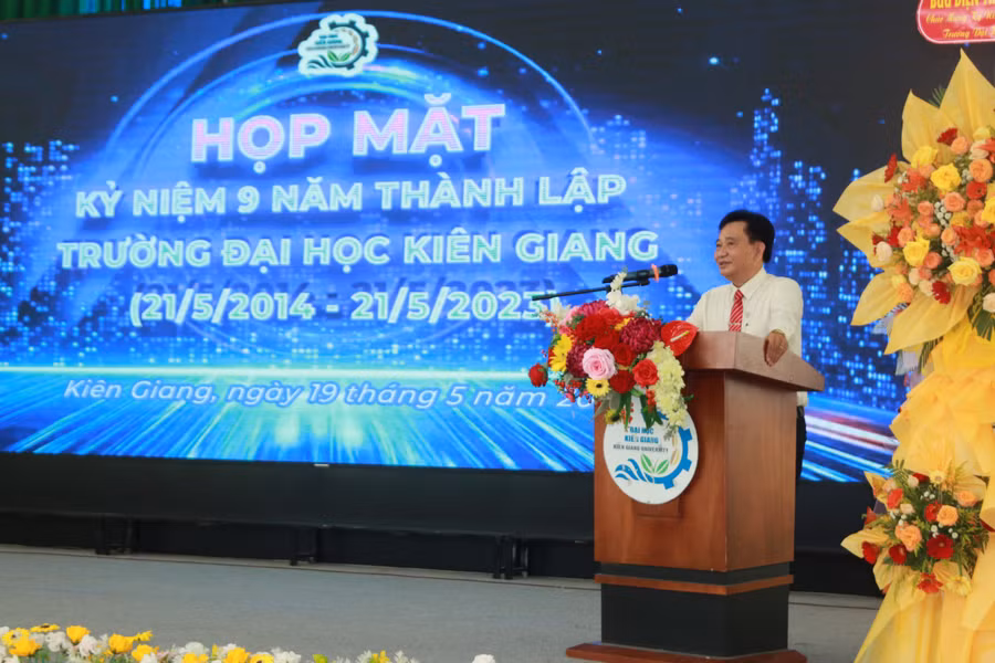 TS Nguyễn Tuấn Khanh - Bí thư Đảng ủy, Hiệu trưởng Trường ĐH Kiên Giang phát biểu tại buổi họp mặt.