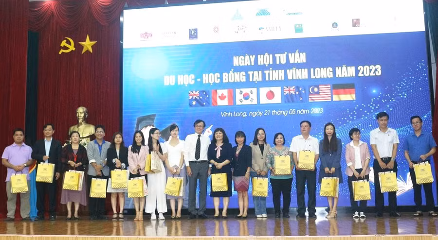 Ban tổ chức tặng quà lưu niệm cho đại biểu.