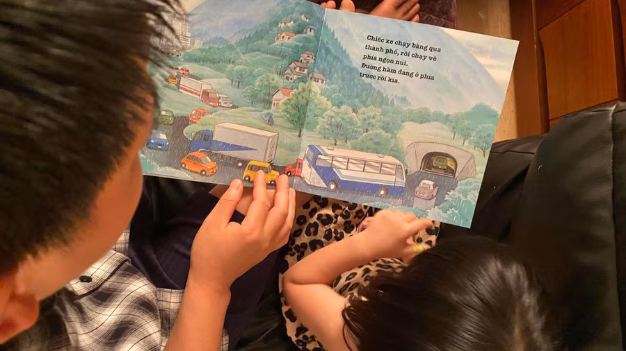 Phụ huynh nên thường xuyên đọc sách tiếng Việt cho con nghe. Ảnh: NVCC