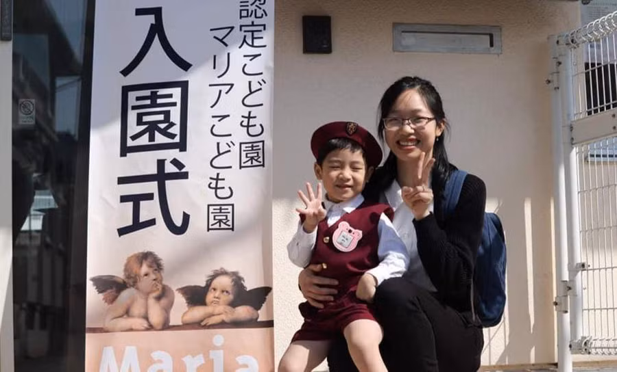 Chị Thúy cùng con trai 6 tuổi của mình. Ảnh: NVCC