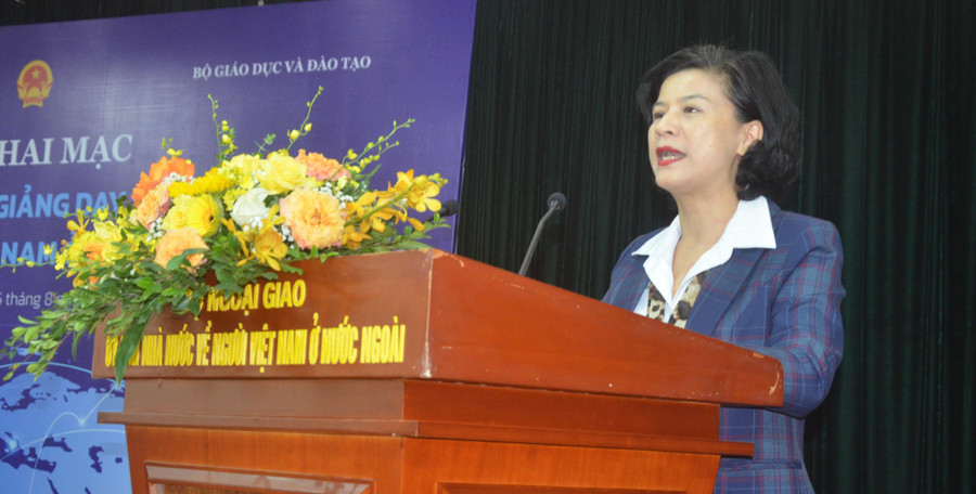 Bà Vũ Thị Tú Anh phát biểu tại một buổi tập huấn cho giáo viên, tình nguyện viên dạy tiếng Việt cho người Việt. Ảnh: Ngô Chuyên Bà Vũ Thị Tú Anh phát biểu tại một buổi tập huấn cho giáo viên, tình nguyện viên dạy tiếng Việt cho người Việt. Ảnh: Ngô Chuyên