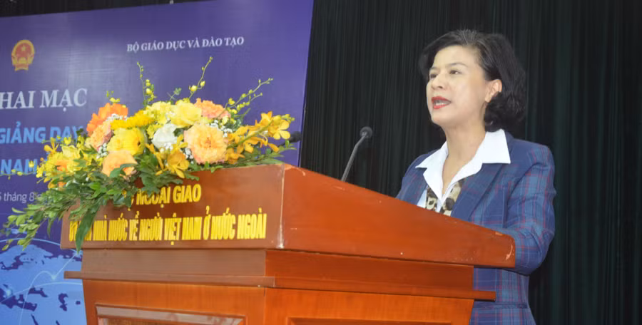 Bà Vũ Thị Tú Anh phát biểu tại một buổi tập huấn cho giáo viên, tình nguyện viên dạy tiếng Việt cho người Việt. Ảnh: Ngô Chuyên