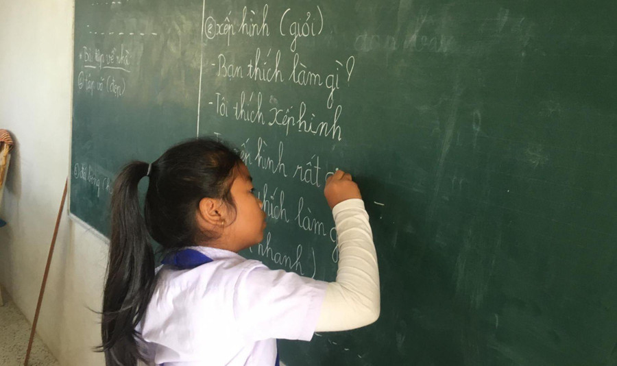 Học sinh Trường THPT Hữu Nghị Lào - Việt Nam, tỉnh Savannakhet viết tiếng Việt. Ảnh: NVCC Học sinh Trường THPT Hữu Nghị Lào - Việt Nam, tỉnh Savannakhet viết tiếng Việt. Ảnh: NVCC