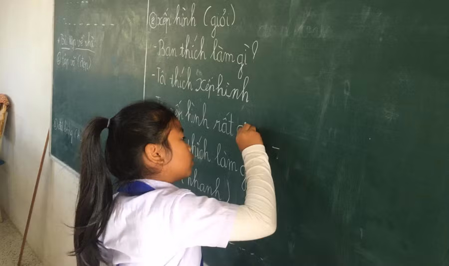 Học sinh Trường THPT Hữu Nghị Lào - Việt Nam, tỉnh Savannakhet viết tiếng Việt. Ảnh: NVCC