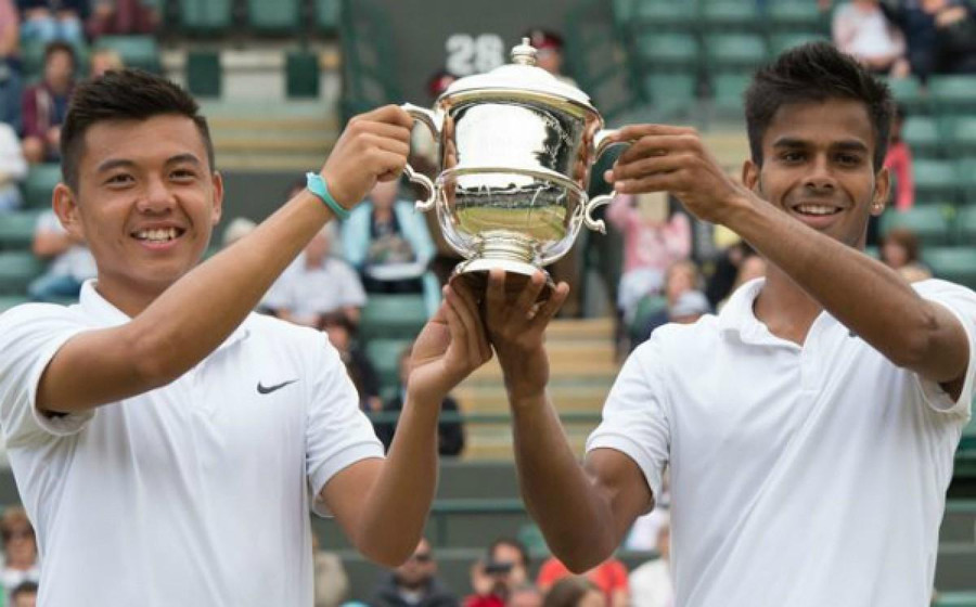 Hoàng Nam (bên trái) và Nagal vô địch đôi nam trẻ Wimbledon 2015.