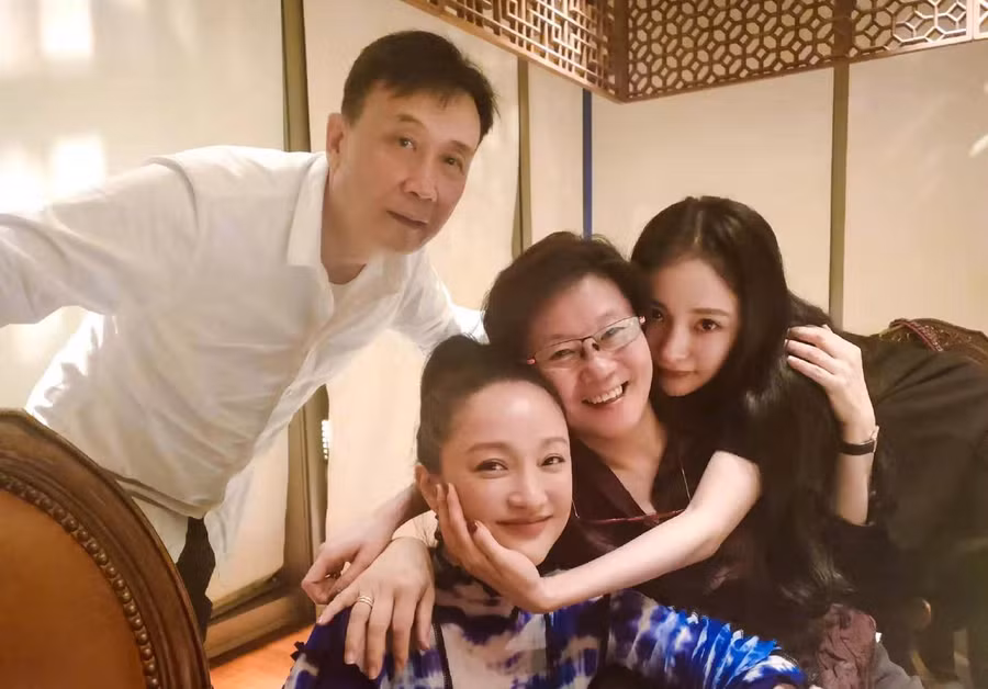 Năm 2018, sinh nhật Châu Tấn đã được tổ chức cùng với Dương Mịch và bạn bè.