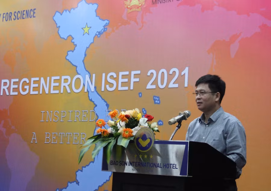 Vụ trưởng Vụ Giáo dục Trung học (Bộ GD&amp;ĐT) Nguyễn Xuân Thành dặn dò thí sinh trước Hội thi.