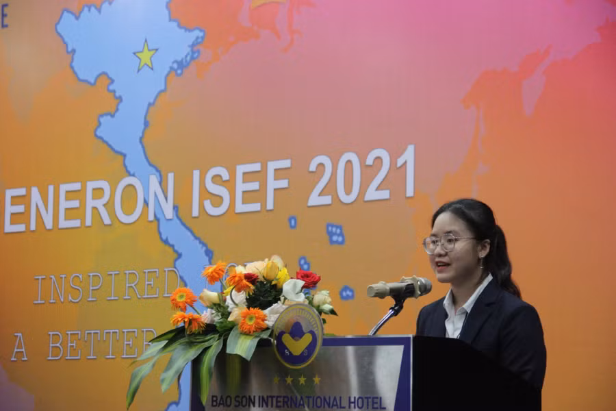 Em Lê Ngọc Minh Thư, học sinh lớp 12D4 Trường THPT Việt Đức - đại diện cho học sinh 7 đội Việt Nam tham gia Hội thi khoa học kỹ thuật quốc tế năm 2021 phát biểu tại lễ khai mạc.