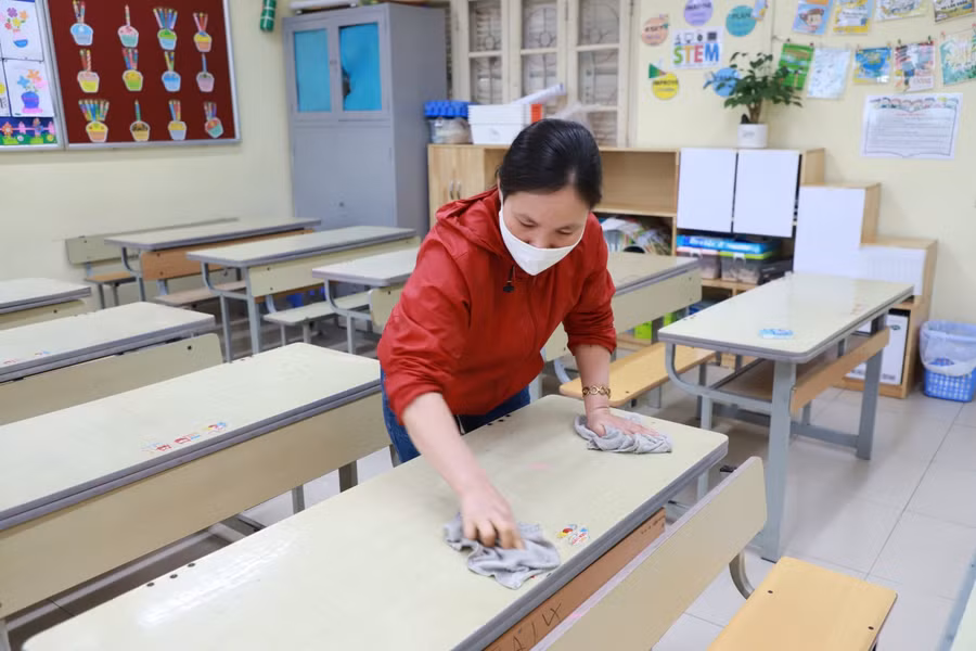 Vệ sinh khử khuẩn trường lớp phòng chống Covid-19.