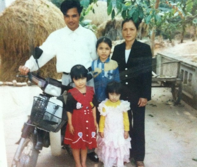 Tuổi thơ “khét tiếng” của Hòa Minzy ảnh 1 Hòa Minzy áo vàng.