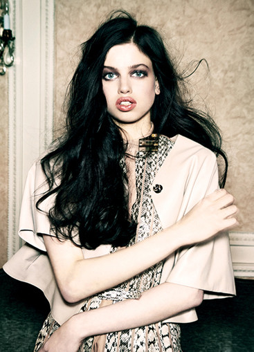 Hàm răng hô từng khiến Lily McMenamy một thời bị gọi là 