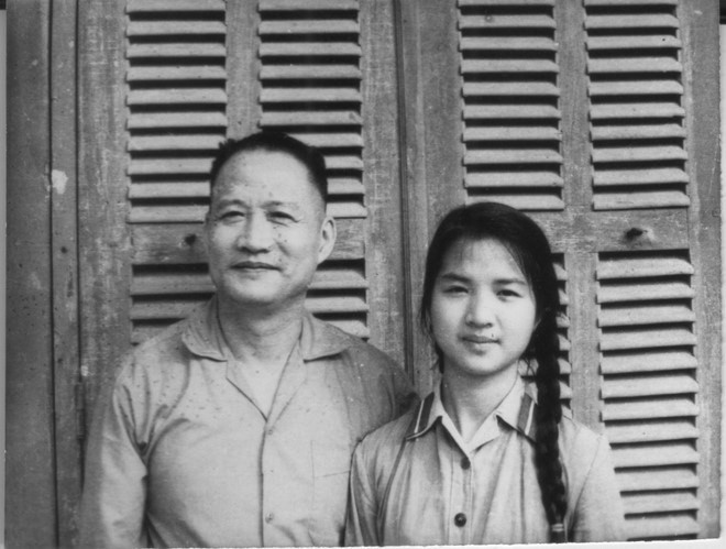 Đại tướng Hoàng Văn Thái chụp cùng con gái Hoàng Minh Châu tháng 4/1969 (Ảnh: Do bà Châu cung cấp) Đại tướng Hoàng Văn Thái chụp cùng con gái Hoàng Minh Châu tháng 4/1969 (Ảnh: Do bà Châu cung cấp)