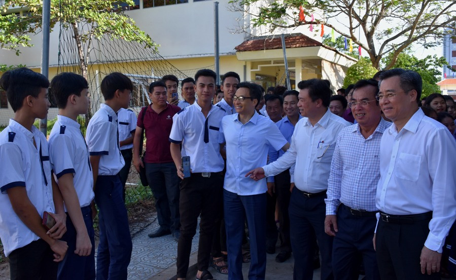Phó Thủ tướng Chính phủ Vũ Đức Đam và Thứ trưởng Bộ GD&ĐT Nguyễn Hữu Độ trò chuyện cùng thầy, trò Trường phổ thông Dân tộc nội trú tỉnh Bạc Liêu Phó Thủ tướng Chính phủ Vũ Đức Đam và Thứ trưởng Bộ GD&ĐT Nguyễn Hữu Độ trò chuyện cùng thầy, trò Trường phổ thông Dân tộc nội trú tỉnh Bạc Liêu