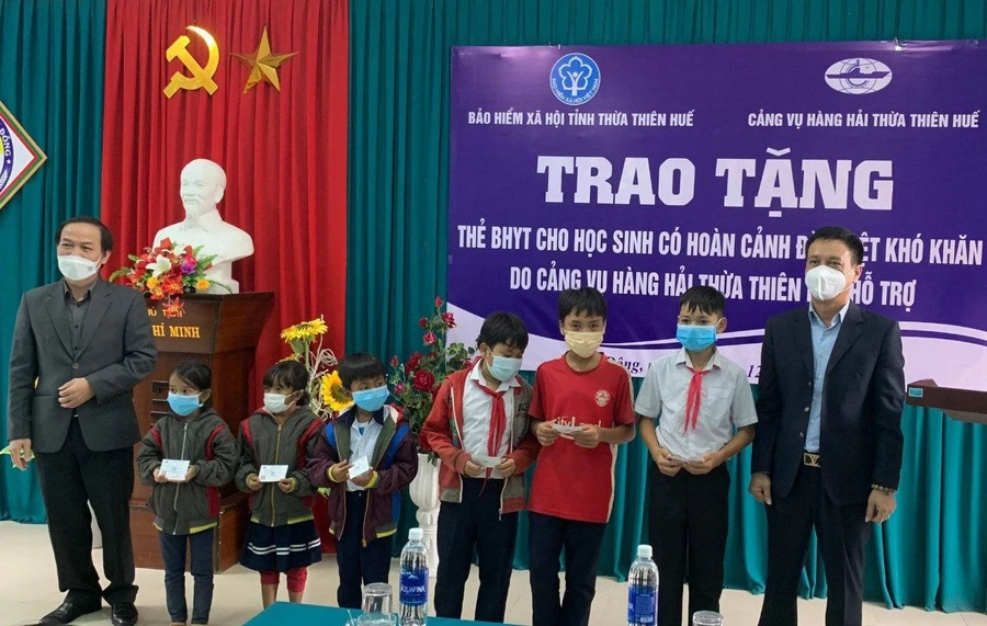 Hàng trăm học sinh miền núi được tặng thẻ BHYT.