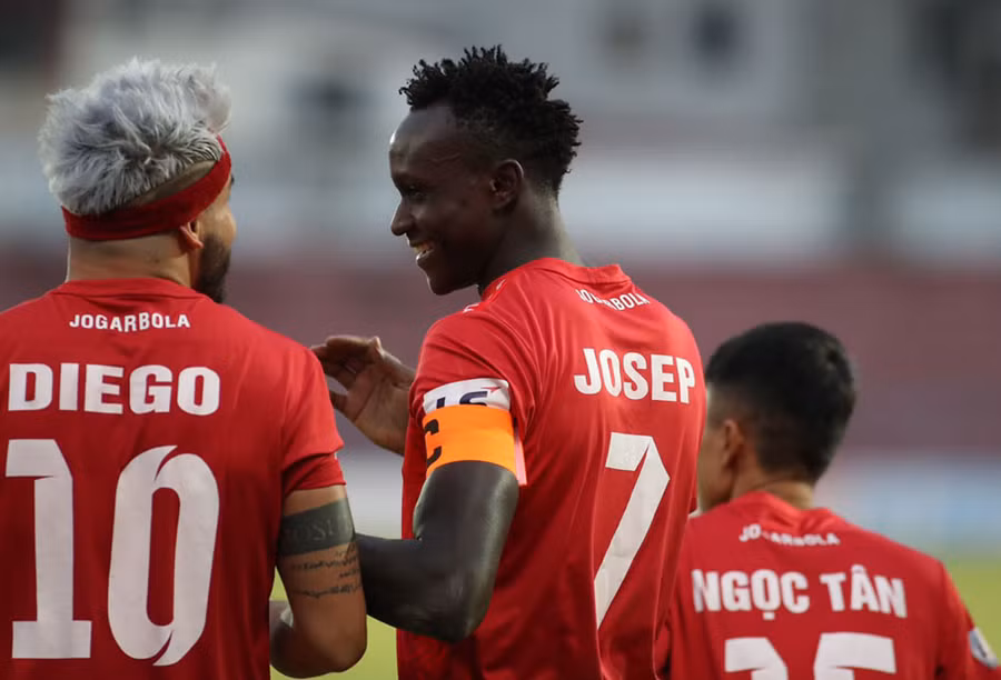 Ngoại binh Josep sắm vai người hùng giúp Hải Phòng đánh bại Thanh Hoá 2-0. (Ảnh VPF)