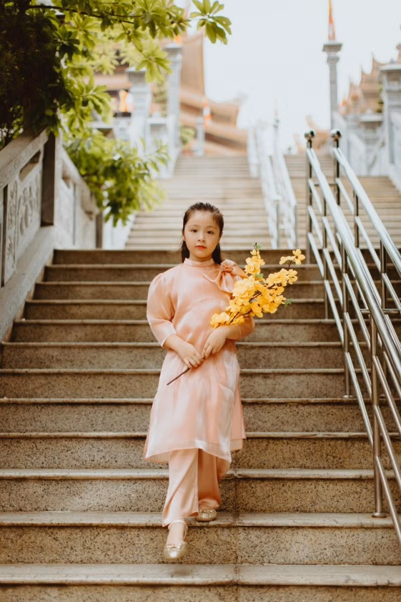 Hình ảnh "đốn tim" của Cadie Mộc Trà khi diện áo dài Tết đi lễ chùa ảnh 5