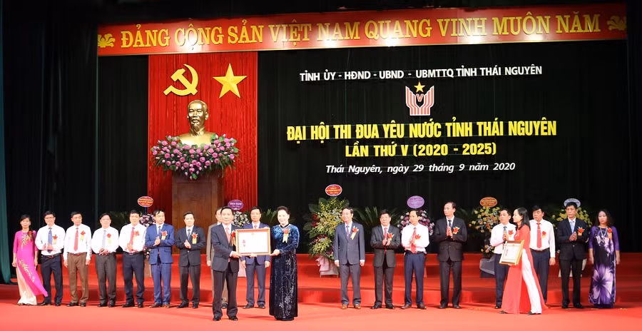 Chủ tịch Quốc hội Nguyễn Thị Kim Ngân trao tặng khen thưởng của Đảng, Nhà nước cho các tập thể, cá nhân có thành tích xuất sắc của Thái Nguyên