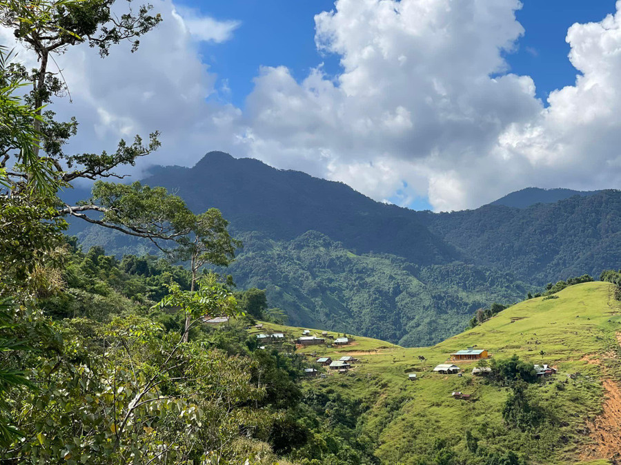 Điểm trường Tu Nấc với 2 phòng học đơn sơ được lắp ghép từ gỗ, nằm trên triền đồi. Điểm trường Tu Nấc với 2 phòng học đơn sơ được lắp ghép từ gỗ, nằm trên triền đồi.