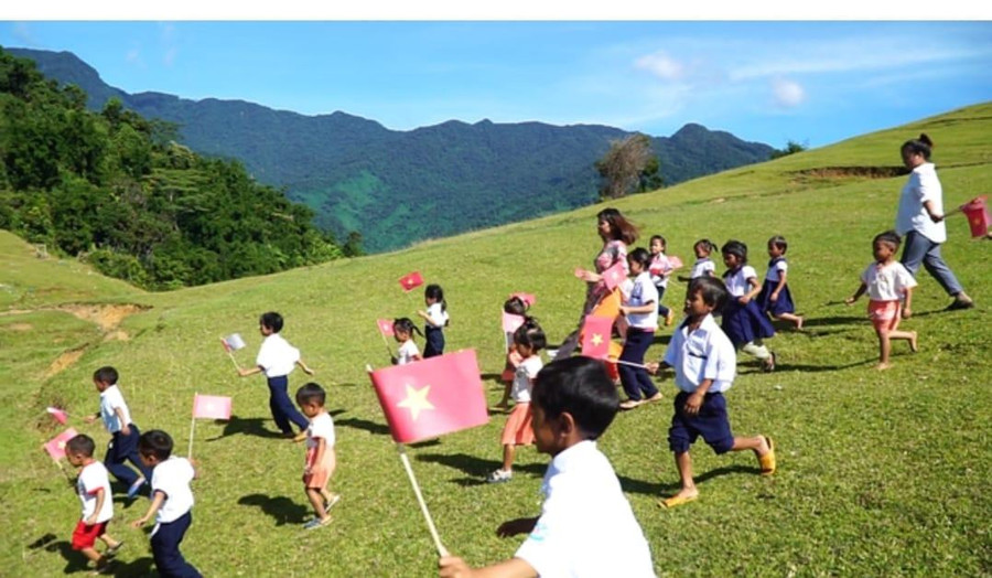 Bãi đất trống bằng phẳng trước mặt trường cũng là sân chơi cho học sinh điểm trường Tu Nấc. Bãi đất trống bằng phẳng trước mặt trường cũng là sân chơi cho học sinh điểm trường Tu Nấc.