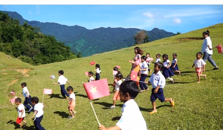 Bãi đất trống bằng phẳng trước mặt trường cũng là sân chơi cho học sinh điểm trường Tu Nấc.