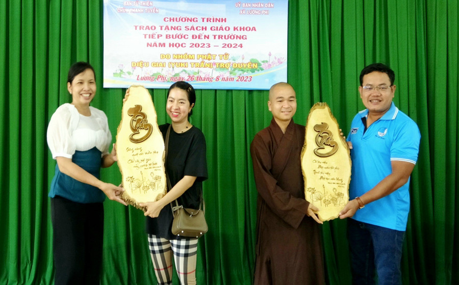 Lãnh đạo địa phương tặng quà tri ân các mạnh thường quân. Lãnh đạo địa phương tặng quà tri ân các mạnh thường quân.