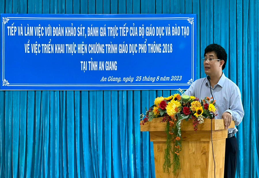 Phó Vụ trưởng Vụ Giáo dục trung học Sái Công Hồng phát biểu tại buổi làm việc. Phó Vụ trưởng Vụ Giáo dục trung học Sái Công Hồng phát biểu tại buổi làm việc.