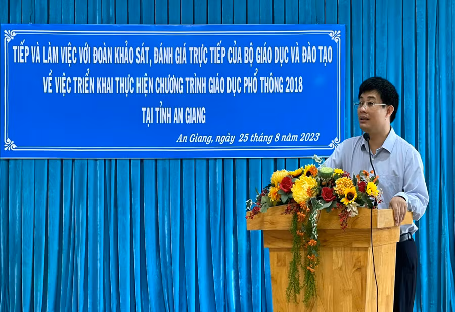 Phó Vụ trưởng Vụ Giáo dục trung học Sái Công Hồng phát biểu tại buổi làm việc.