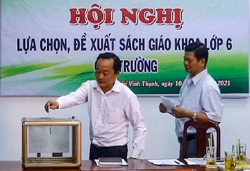 Nhà trường tổ chức bỏ phiếu kín chọn SGK lớp 6.