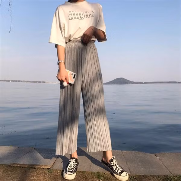 Năng động với quần ống rộng gân tăm.