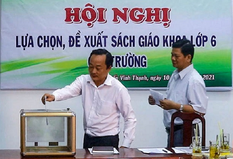 Nhà trường tổ chức bỏ phiếu kín chọn SGK lớp 6.