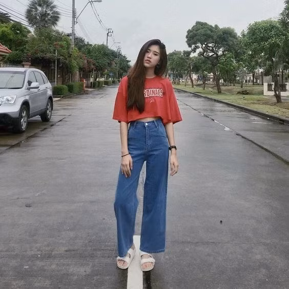 Sành điệu, năng động khi kết hợp phồng croptop với quần jean ống rộng.