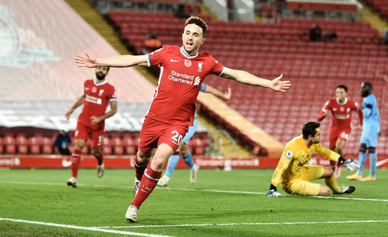 Trên sân nhà Liverpool vất vả ngược dòng thắng West Ham 2-1.