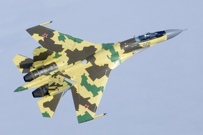 Theo National Interest, Sukhoi Su-35 là chiến đấu cơ tốt nhất do Nga sản xuất từ trước tới nay. Nó là biến thể của tiêm kích Su-27 thời Xô viết. Với ưu thế trên không, Su-35 là sự kết hợp giữa khả năng tác chiến tầm cao và tốc độ nhanh. Trong một cuộc chiến trên không, tiêm kích Su-35 sẽ phóng các tên lửa với tốc độ siêu thanh đạt 1.600 km/h, ở độ cao 13.700 m. Nó là đối thủ của mọi tiêm kích Mỹ, ngoại trừ chiến đấu cơ tàng hình Lockheed Martin F-22 Raptor. Ảnh: Defenseindustrydaily Ảnh: defenseindustrydaily.com