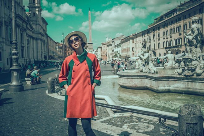 Minh Triệu diện măng-tô sành điệu thả bộ thành Rome