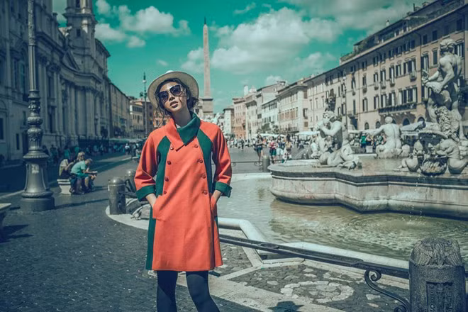 Minh Triệu diện măng-tô sành điệu thả bộ thành Rome