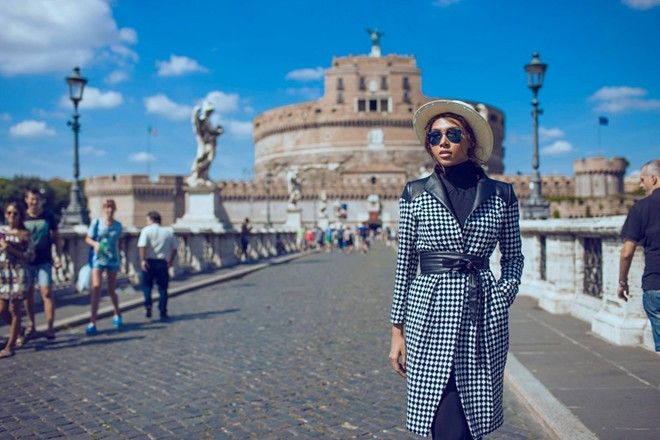 Minh Triệu diện măng-tô sành điệu thả bộ thành Rome