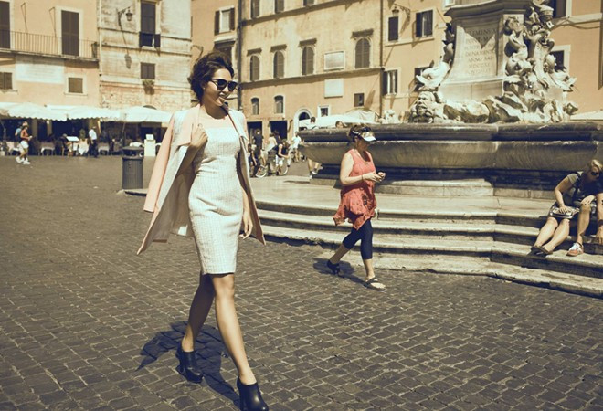 Minh Triệu diện măng-tô sành điệu thả bộ thành Rome
