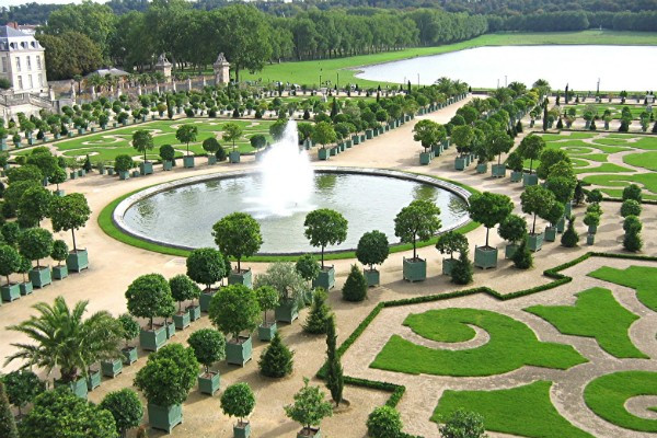6. Vườn Versailles, Pháp: Nằm ở phía Tây cung điện tráng lệ Versailles (Pháp), vườn Versailles được xem là một trong những khu vườn đáng tham quan nhất thế giới. Đây là khu vườn quý tộc với những kiến trúc điêu khắc tuyệt đẹp và những cây cảnh được cắt tỉa, sắp đặt khéo léo tạo thành một khung cảnh vô cùng ấn tượng. 6. Versailles: Nằm ở phía Tây cung điện tráng lệ Versailles (Pháp), vườn Versailles được xem là một trong những khu vườn đáng tham quan nhất thế giới. Đây là khu vườn quý tộc với những kiến trúc điêu khắc tuyệt đẹp và những cây cảnh được cắt tỉa, sắp đặt khéo léo tạo thành một khung cảnh vô cùng ấn tượng.