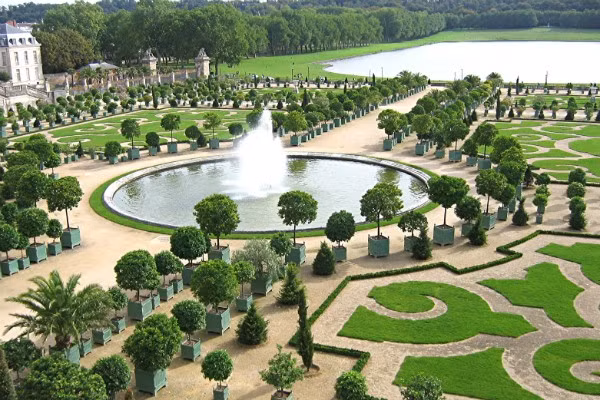 6. Versailles: Nằm ở phía Tây cung điện tráng lệ Versailles (Pháp), vườn Versailles được xem là một trong những khu vườn đáng tham quan nhất thế giới. Đây là khu vườn quý tộc với những kiến trúc điêu khắc tuyệt đẹp và những cây cảnh được cắt tỉa, sắp đặt khéo léo tạo thành một khung cảnh vô cùng ấn tượng. 