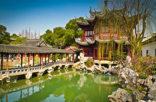8. Vườn Yuyuan, Trung Quốc: Yuyuan Garden (Trung Quốc) được xây dựng từ thời nhà Minh là nơi tuyệt đẹp để bạn có thể trải nghiệmư. Vào mùa xuân, tại đây còn tổ chức lễ hội đèn lồng nơi bạn có thể ngắm nhìn khung cảnh tuyệt đẹp của ánh sáng và những khu vườn thượng uyển như mơ. 8. Vườn Yuyuan, Trung Quốc: Yuyuan Garden (Trung Quốc) được xây dựng từ thời nhà Minh là nơi tuyệt đẹp để bạn có thể trải nghiệm khi đến Trung Quốc. Vào mùa xuân, tại đây còn tổ chức lễ hội đèn lồng nơi bạn có thể ngắm nhìn khung cảnh tuyệt đẹp của ánh sáng và những khu vườn thượng uyển như mơ.